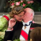 The Queen gave King Harald a hug during the speech. Photo: Heiko Junge / NTB scanpix.